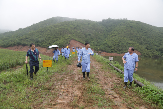 萬基控股董事長(zhǎng)李躍民帶隊(duì)冒雨檢查防汛工作
